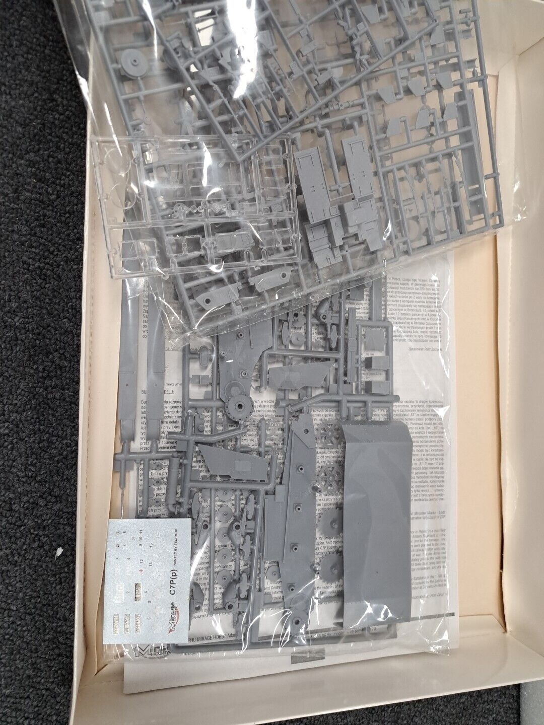 MIRAGE WOZ TECHNICZNY C7P(P) KLARA RECOVERY VEHICLE MODEL KIT 1/35 35902