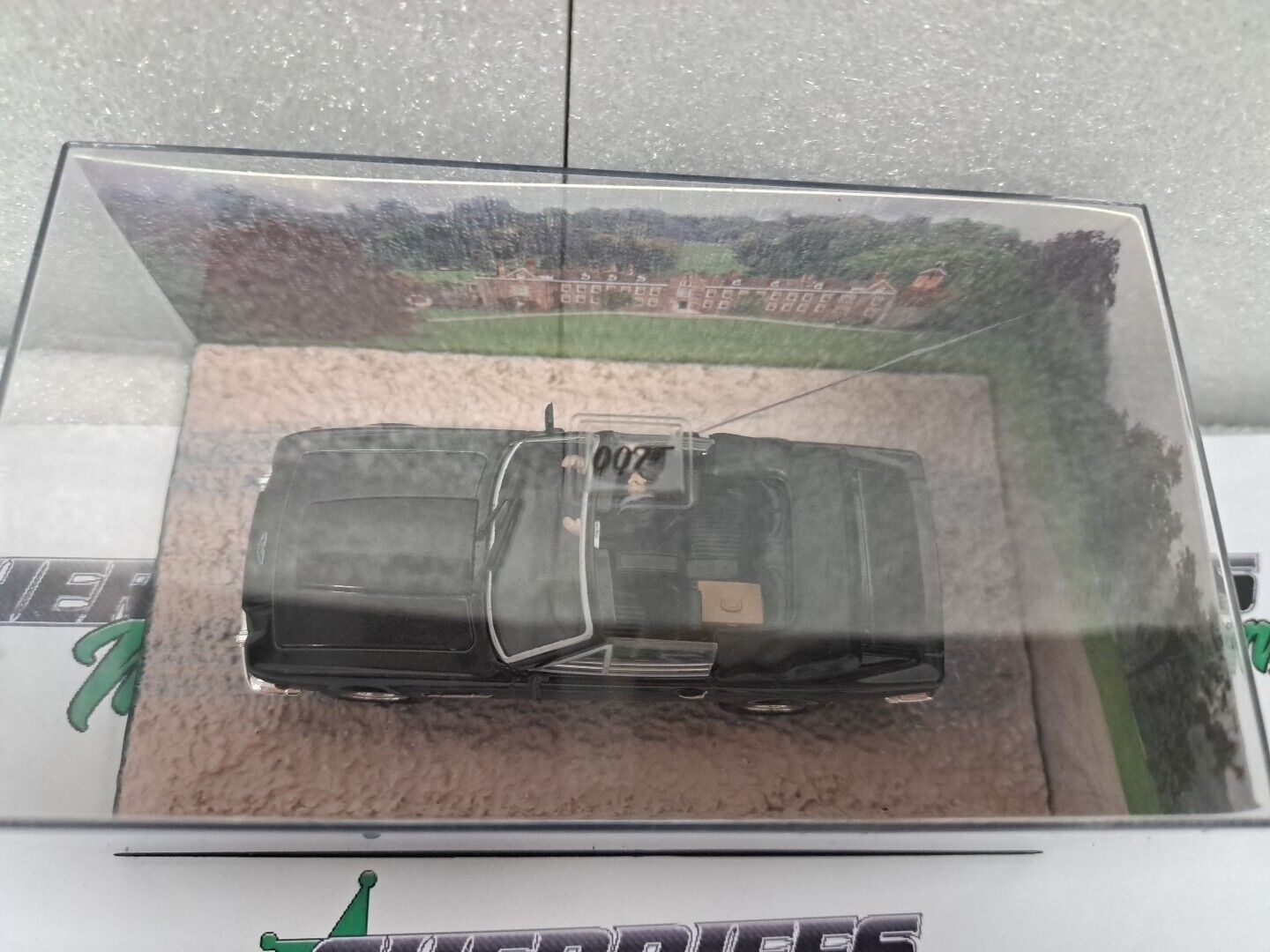 1:43 Aston Martin V8 Vantage - James Bond "The Living Daylights"