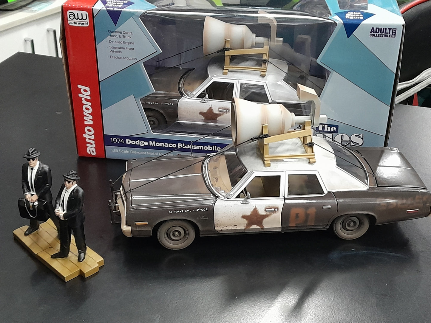 1/18 BLUES BROTHERS BLUES MOBILE WITH FIGURES 1974 DODGE MONACO