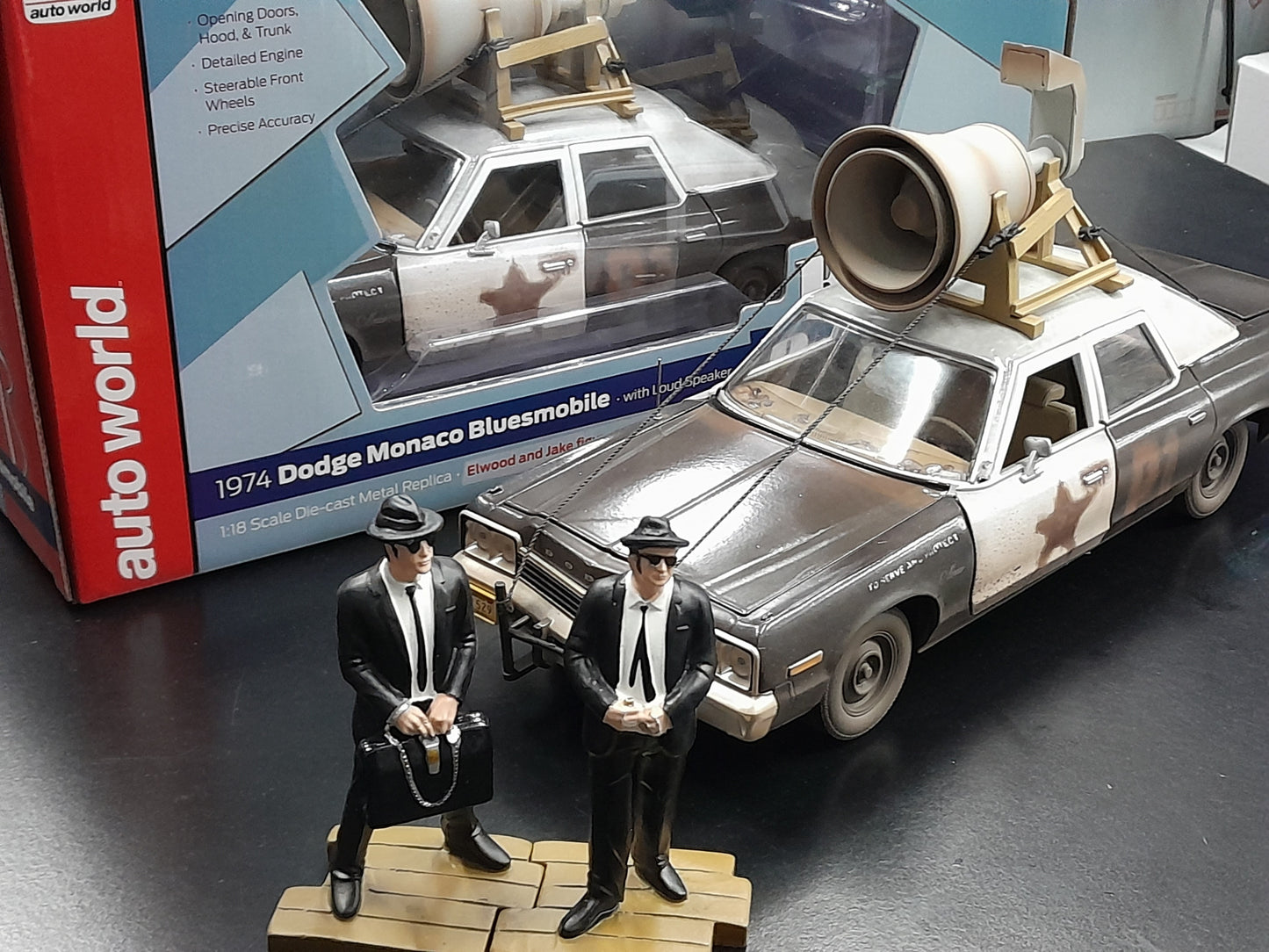 1/18 BLUES BROTHERS BLUES MOBILE WITH FIGURES 1974 DODGE MONACO