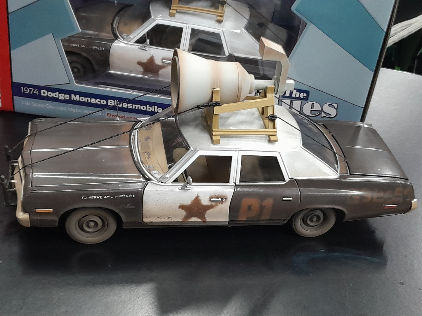 1/18 BLUES BROTHERS BLUES MOBILE WITH FIGURES 1974 DODGE MONACO