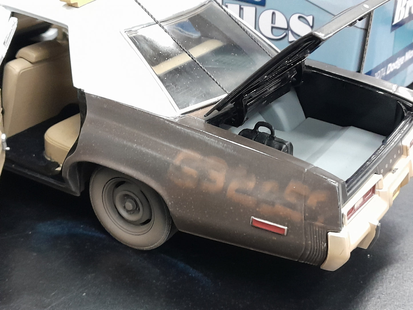 1/18 BLUES BROTHERS BLUES MOBILE WITH FIGURES 1974 DODGE MONACO