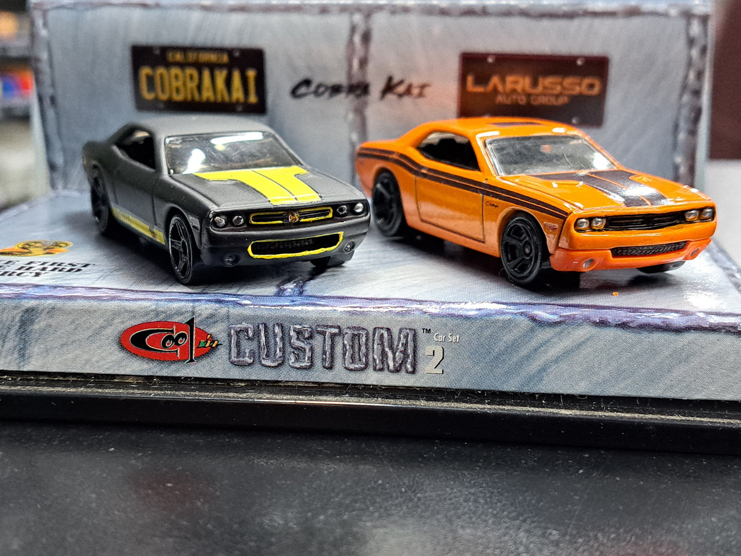 1/64 Cobra Kai Dodge Challenger Twin Set Johnny Lawrence + Larusso Auto Group C3