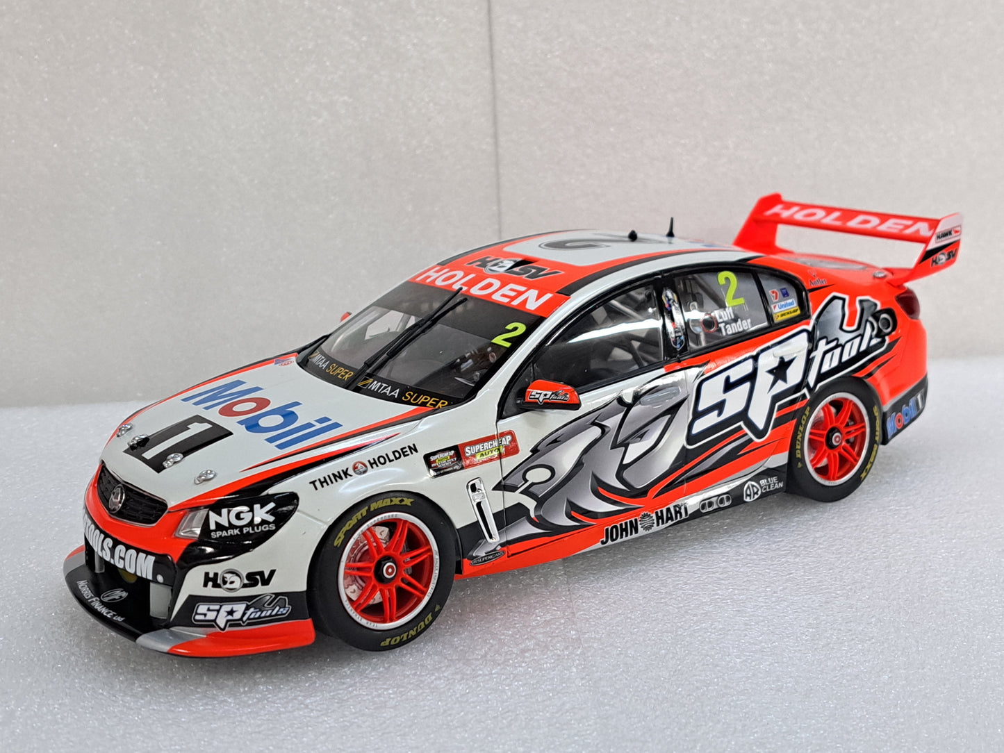 1/18 HOLDEN Racing Team #2 Holden VF Commodore 2014 Bathurst 1000