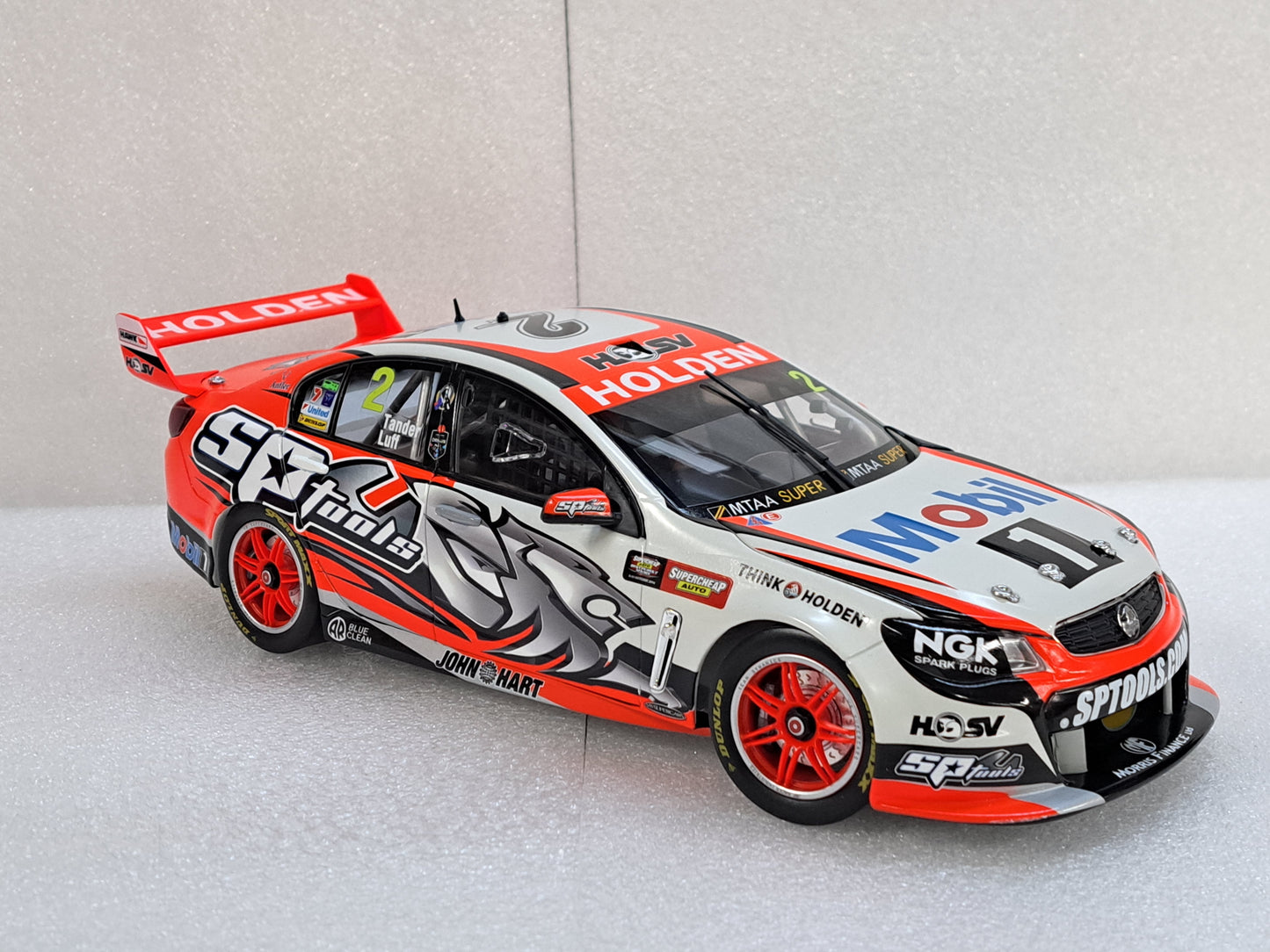 1/18 HOLDEN Racing Team #2 Holden VF Commodore 2014 Bathurst 1000