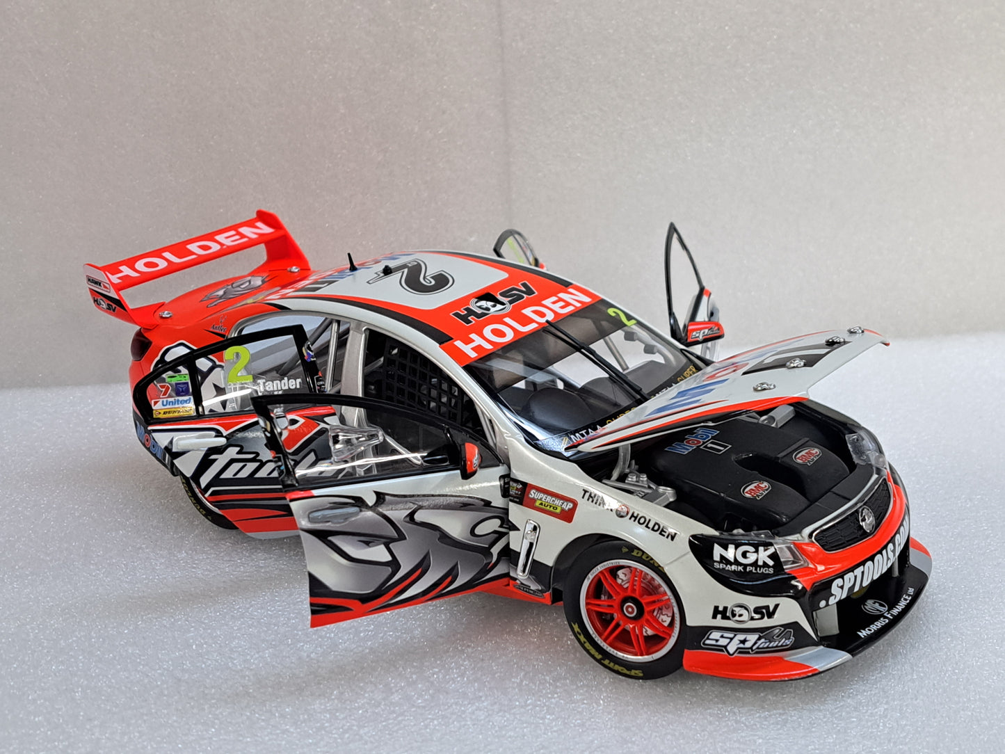 1/18 HOLDEN Racing Team #2 Holden VF Commodore 2014 Bathurst 1000