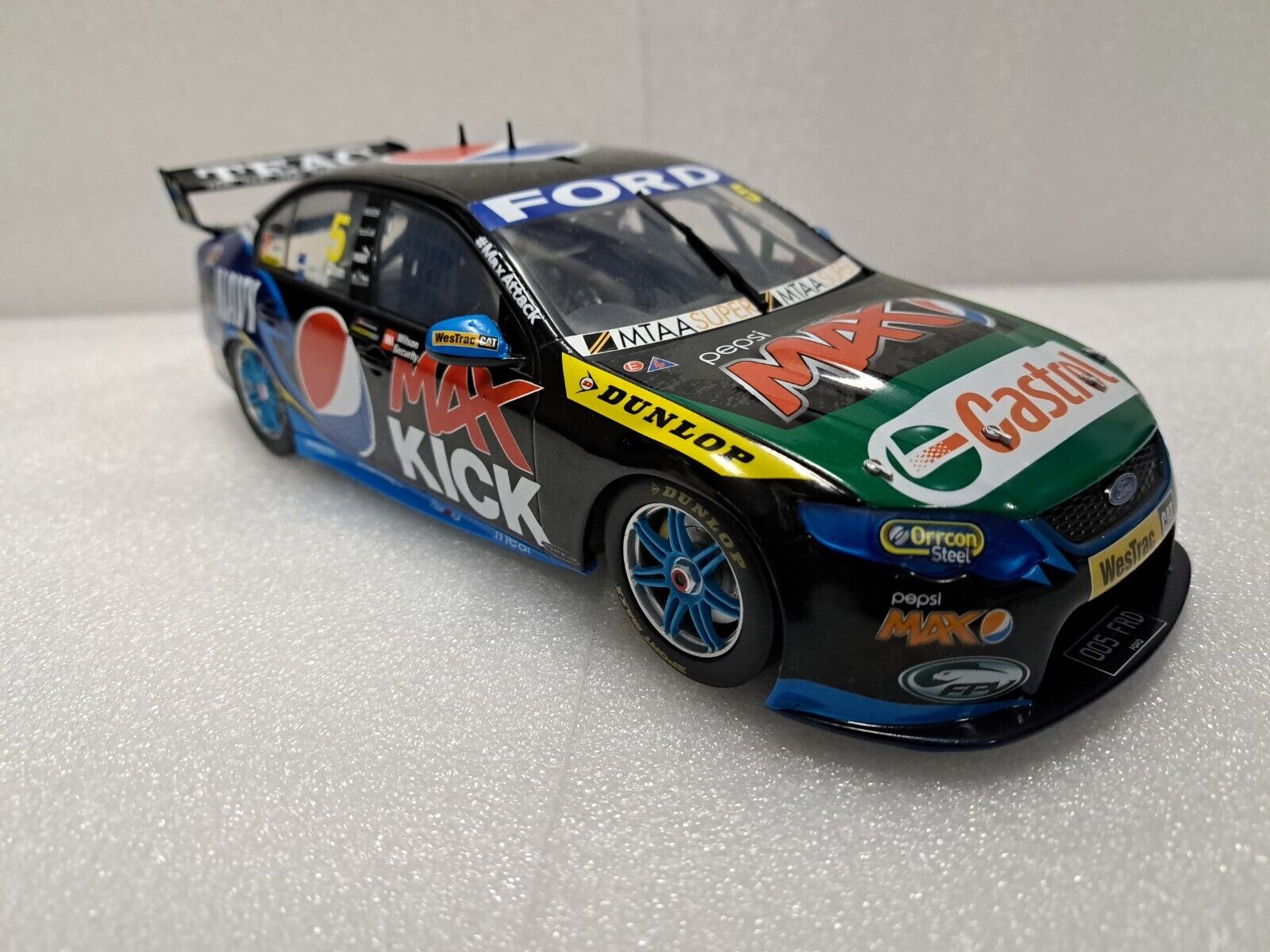 1/18 2013 Ford Pepsi Max Crew Falcon Sandown 500 Classic Carlectables