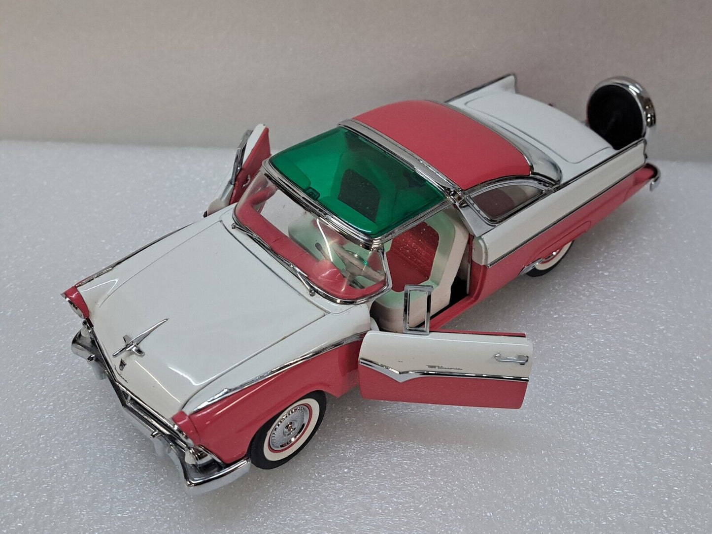 1/24 FRANKLIN MINT 55 FORD FAIRLANE CROWN VICTORIA Pink/White