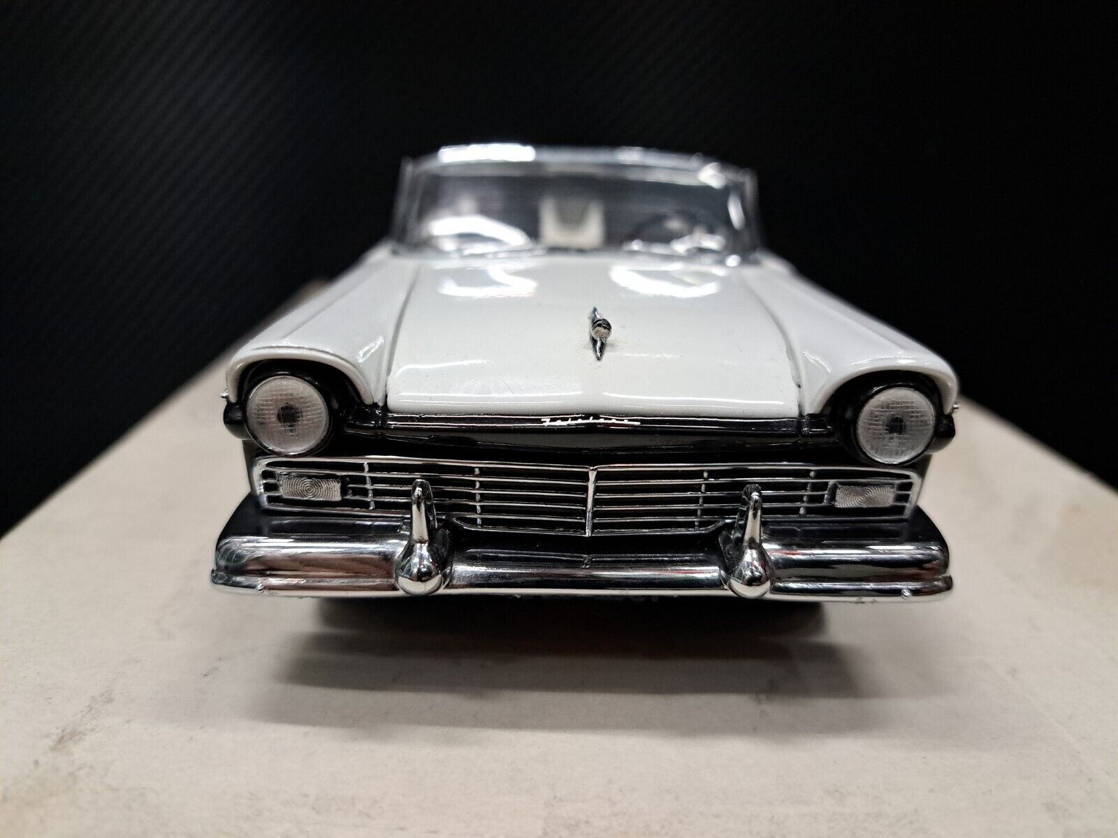 Franklin Mint | 1:24 | 1957 Ford Fairlane Skyliner 500 | 2 Tone Black & White