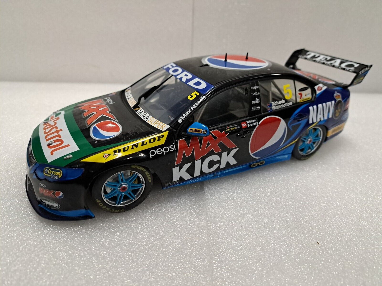 1/18 2013 Ford Pepsi Max Crew Falcon Sandown 500 Classic Carlectables