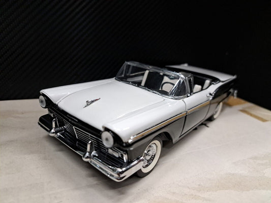 Franklin Mint | 1:24 | 1957 Ford Fairlane Skyliner 500 | 2 Tone Black & White