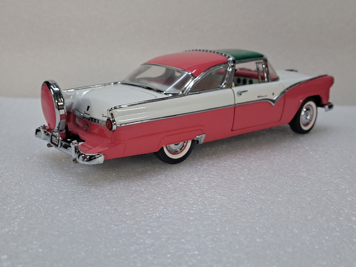 1/24 FRANKLIN MINT 55 FORD FAIRLANE CROWN VICTORIA Pink/White