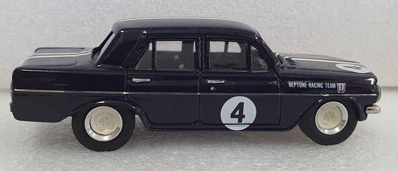 Dinkum Classics 1/43  Neptune racing EH Holden