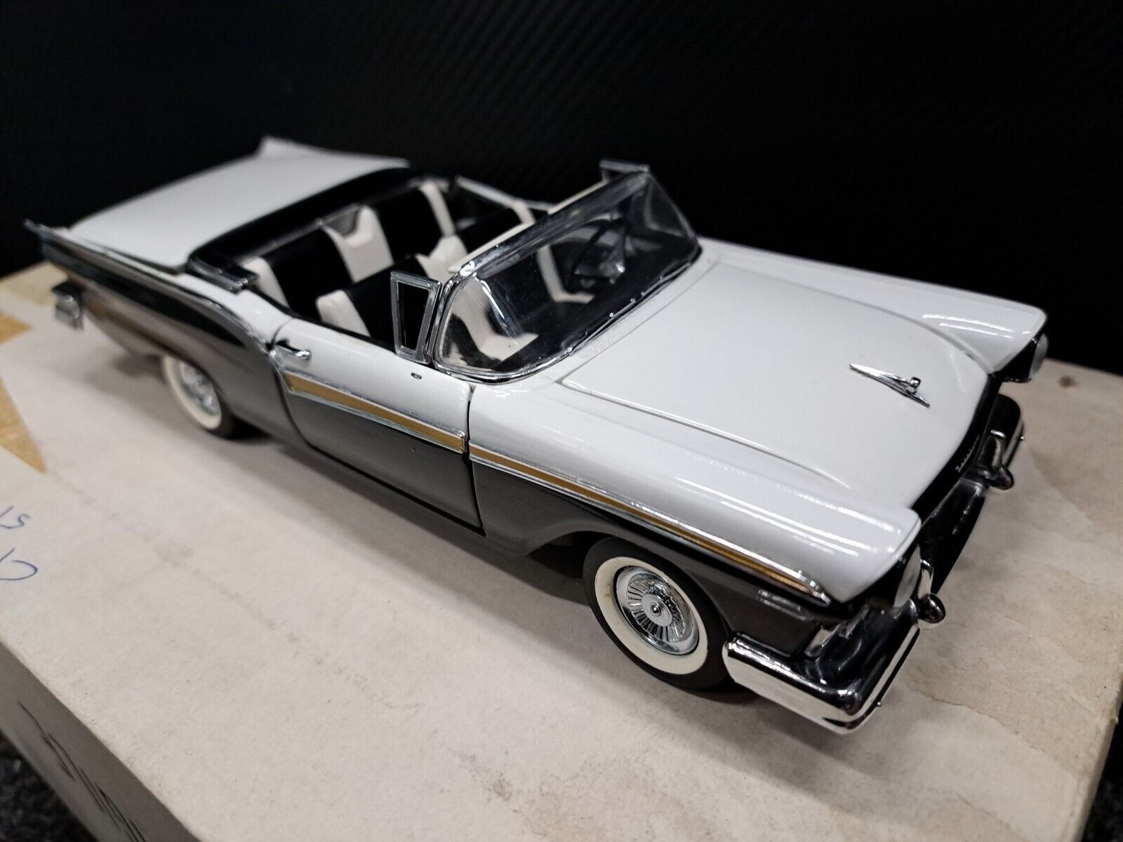 Franklin Mint | 1:24 | 1957 Ford Fairlane Skyliner 500 | 2 Tone Black & White