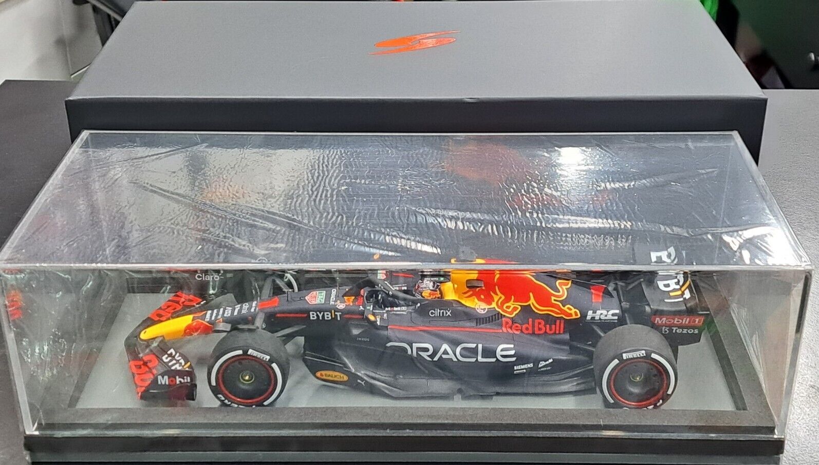 1/18 2022 #1 Verstappen Red Bull Miami Winner Spark SP18S764