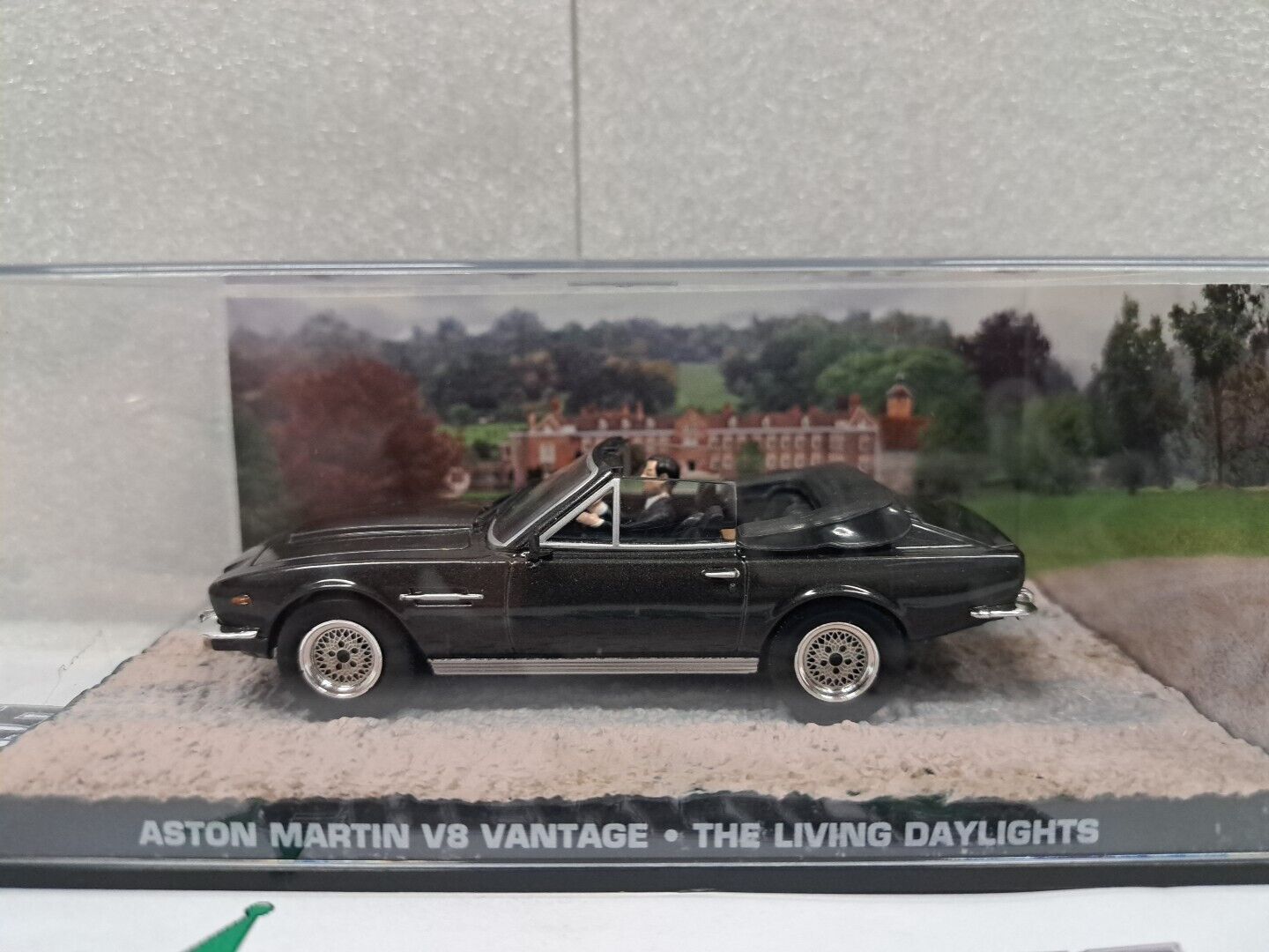 1:43 Aston Martin V8 Vantage - James Bond "The Living Daylights" 