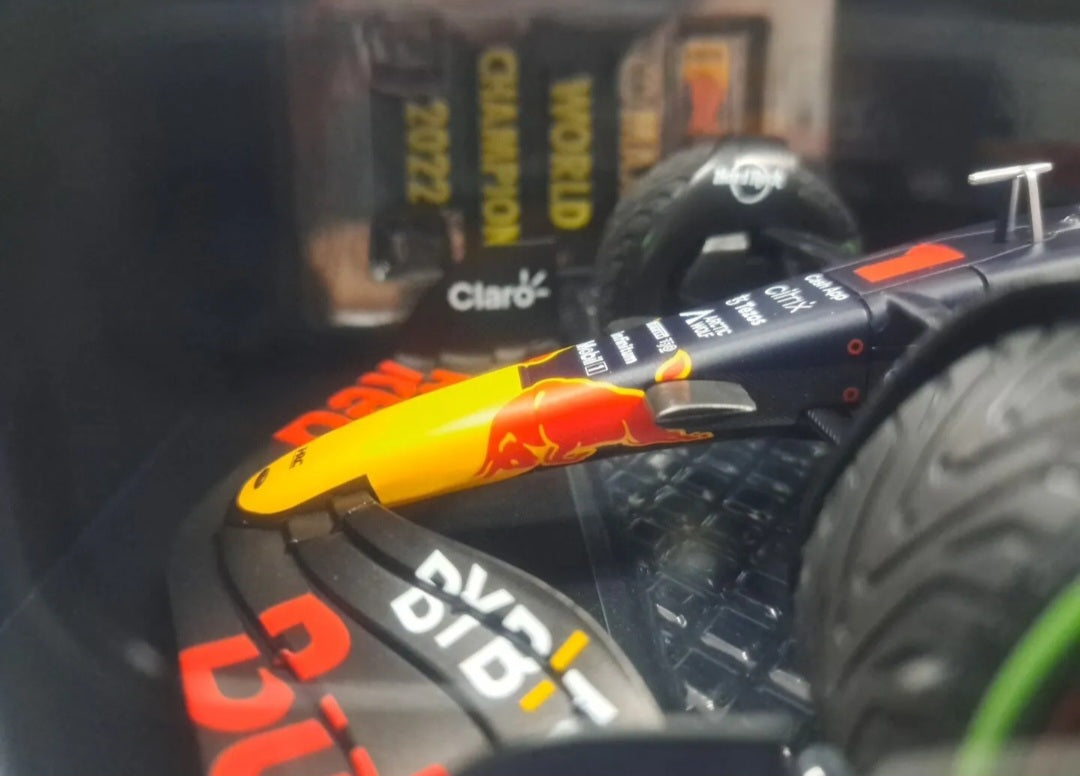 1/18 Redbull Racing RB18 F1 VERSTAPPEN WINNER JAPANESE GP 2022 - WORLD CHAMPION