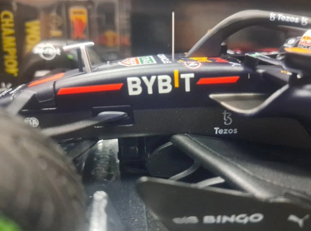 1/18 Redbull Racing RB18 F1 VERSTAPPEN WINNER JAPANESE GP 2022 - WORLD CHAMPION