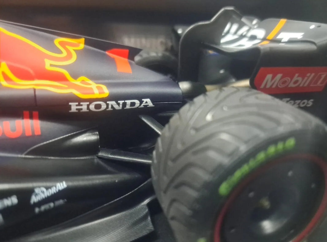 1/18 Redbull Racing RB18 F1 VERSTAPPEN WINNER JAPANESE GP 2022 - WORLD CHAMPION