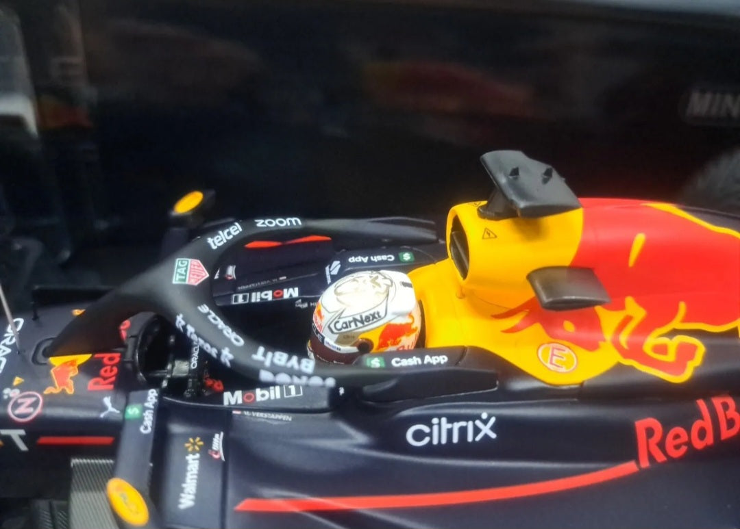 1/18 Redbull Racing RB18 F1 VERSTAPPEN WINNER JAPANESE GP 2022 - WORLD CHAMPION