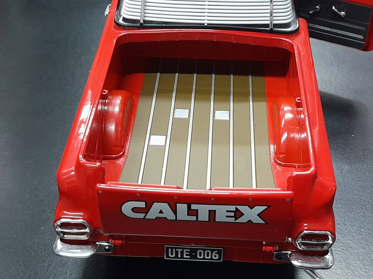 1/18 CALTEX HOLDEN EH UTE - RED