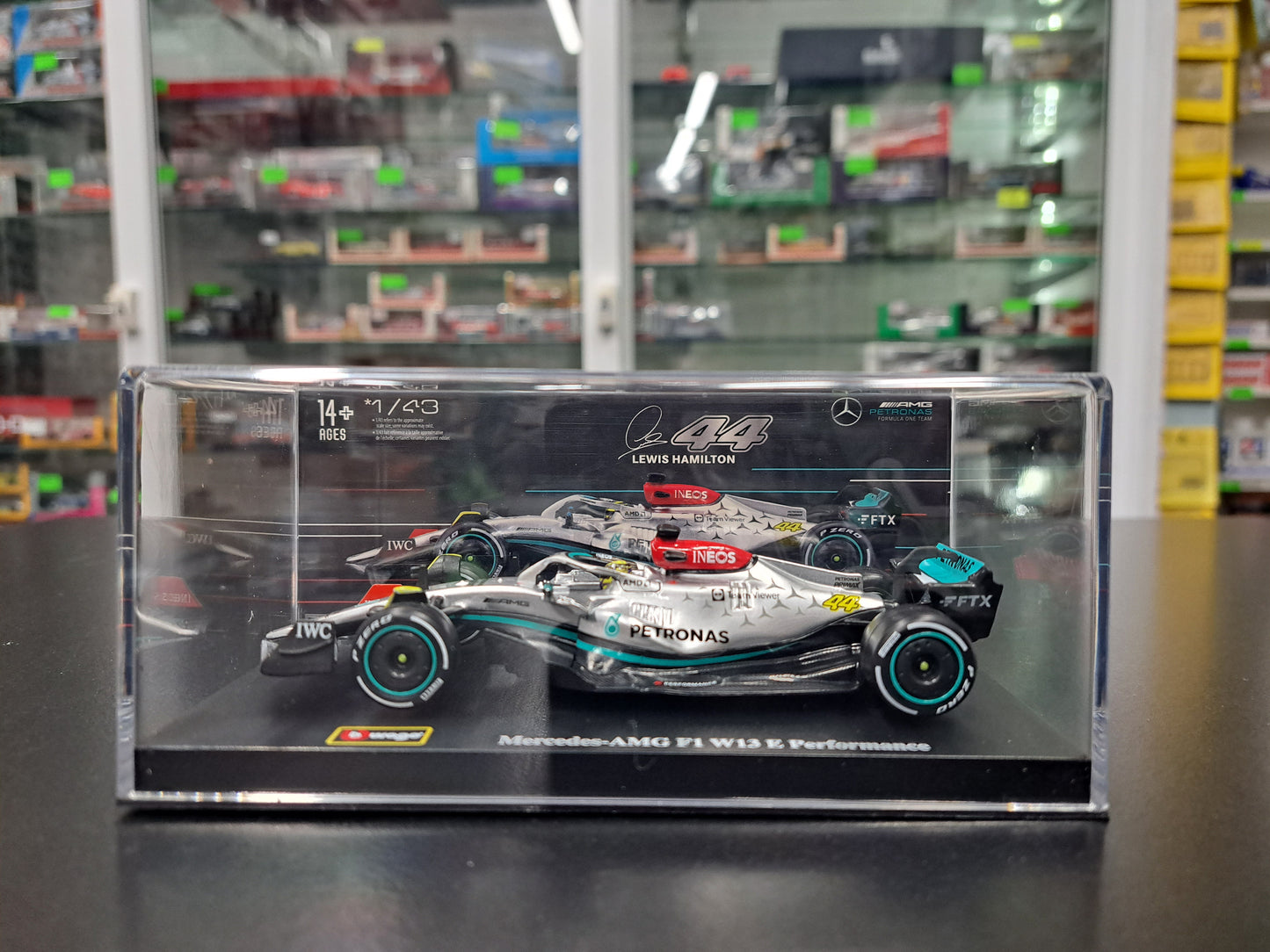 1/43 MERCEDES #44 HAMILTON 2022 BURAGO WITH DRIVER