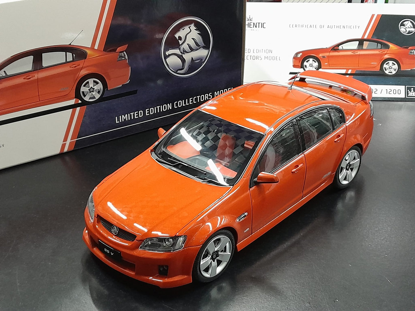 1/18 HOLDEN VE COMMODORE SS V - IGNITION METALLIC.