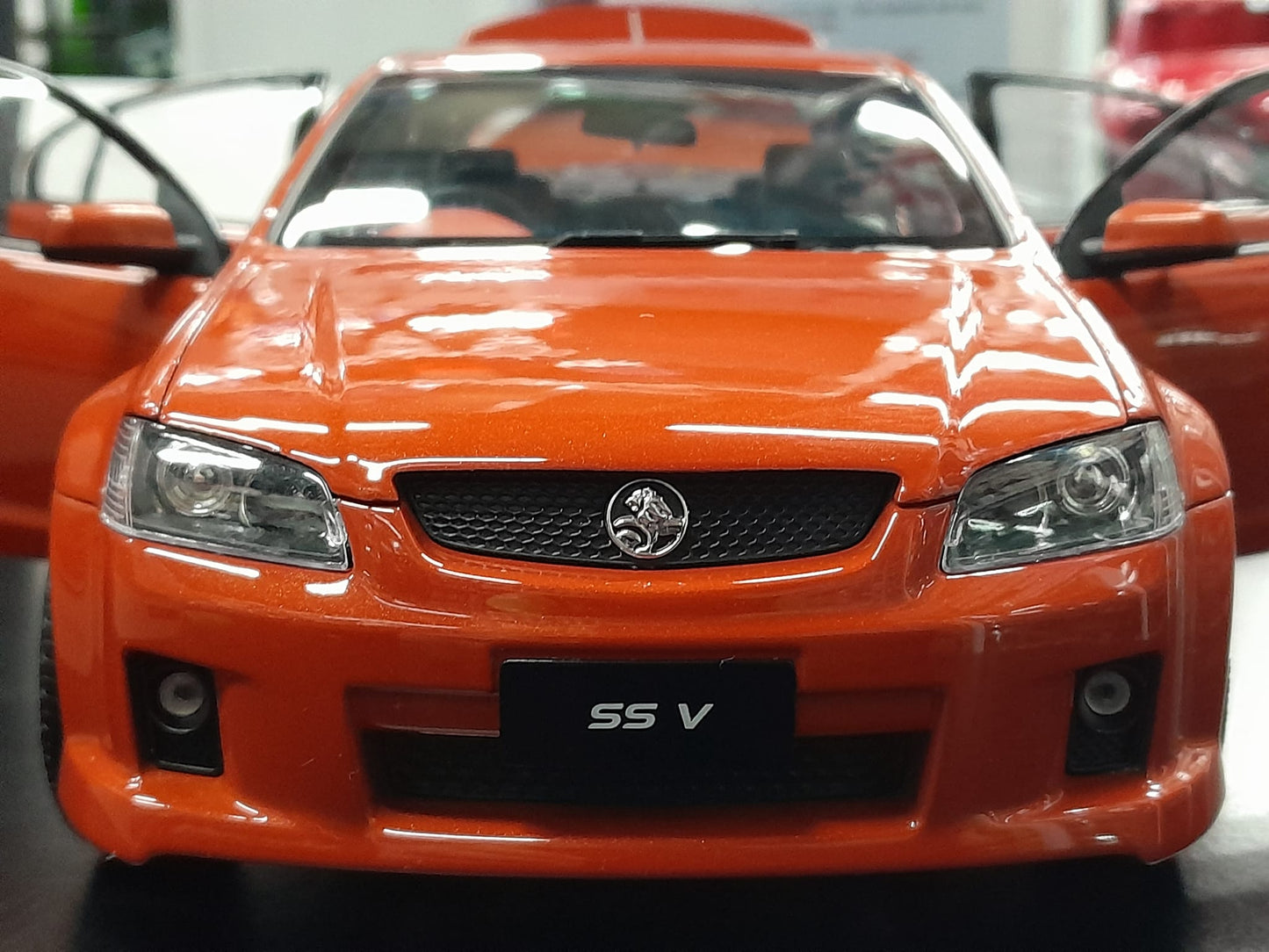 1/18 HOLDEN VE COMMODORE SS V - IGNITION METALLIC.