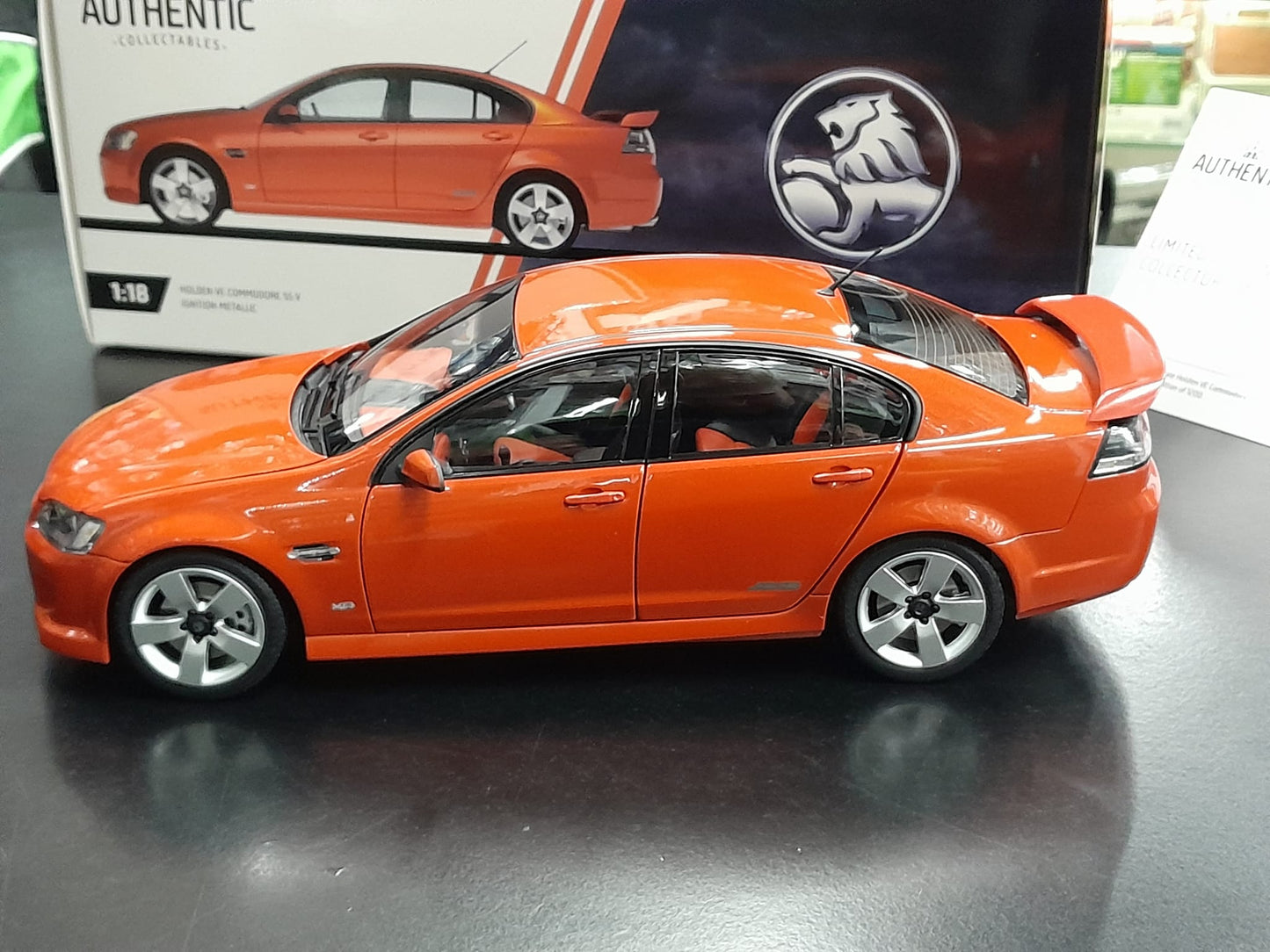 1/18 HOLDEN VE COMMODORE SS V - IGNITION METALLIC.